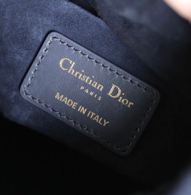 高仿迪奧DIOR VIBE繫列水桶包2022新款水桶包 M8703藍色小號￥1280.00的图片-高仿迪奧包包DIOR、高仿迪奧女包DIOR