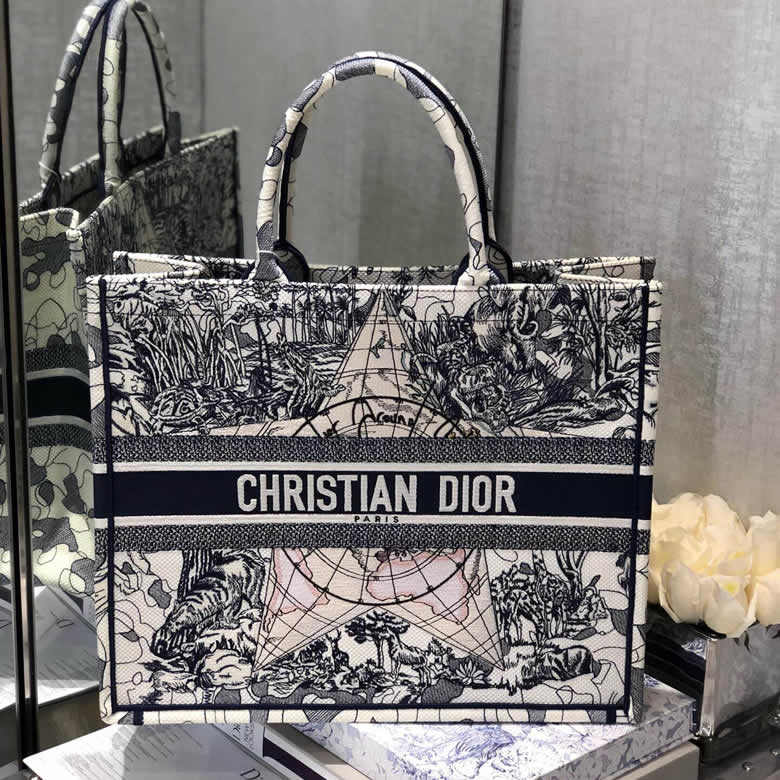 迪奧新款女包Dior環球旅行星星地圖book tote¥1480.00的图片-高仿迪奧包包DIOR、高仿迪奧女包DIOR 迪奧新款女包Dior環球旅行星星地圖book tote¥1480.00的图片-高仿迪奧包包DIOR、高仿迪奧女包DIOR