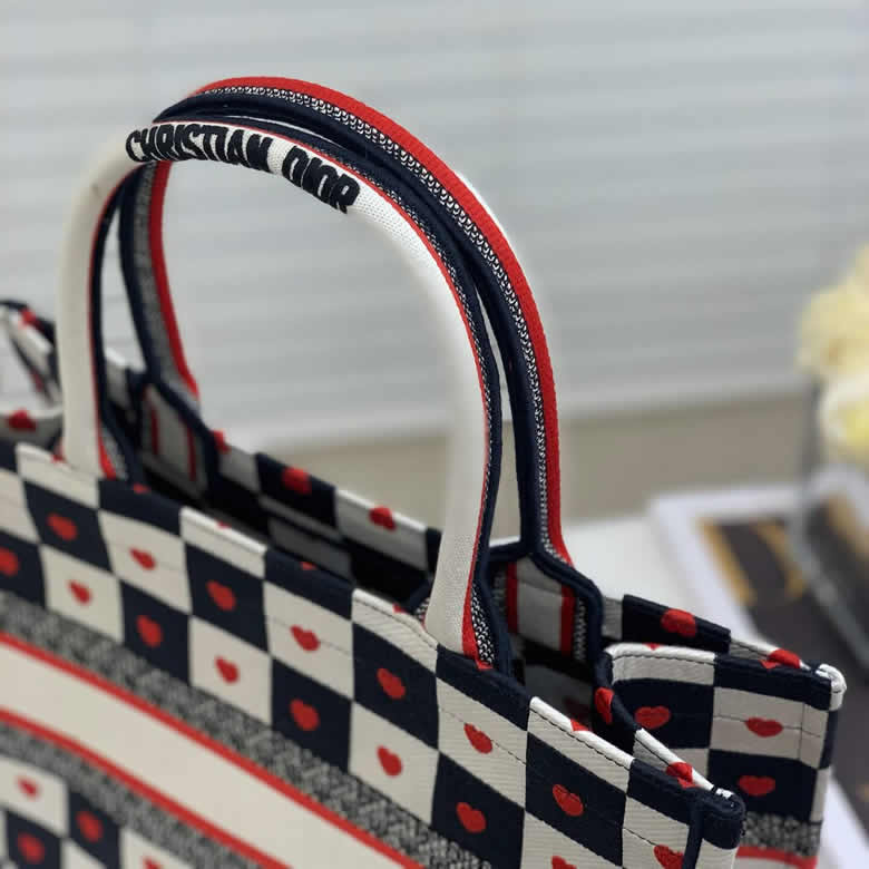 DIOR迪奧女包小號心形印花手提包M1296ZRLA M884￥1480.00的图片-高仿迪奧包包DIOR、高仿迪奧女包DIOR