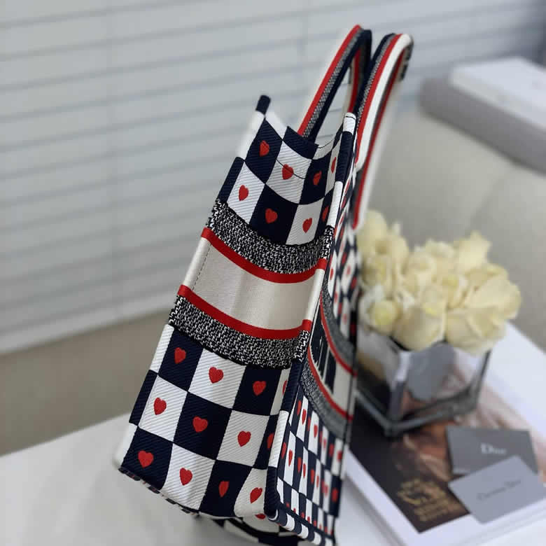 DIOR迪奧女包小號心形印花手提包M1296ZRLA M884￥1480.00的图片-高仿迪奧包包DIOR、高仿迪奧女包DIOR
