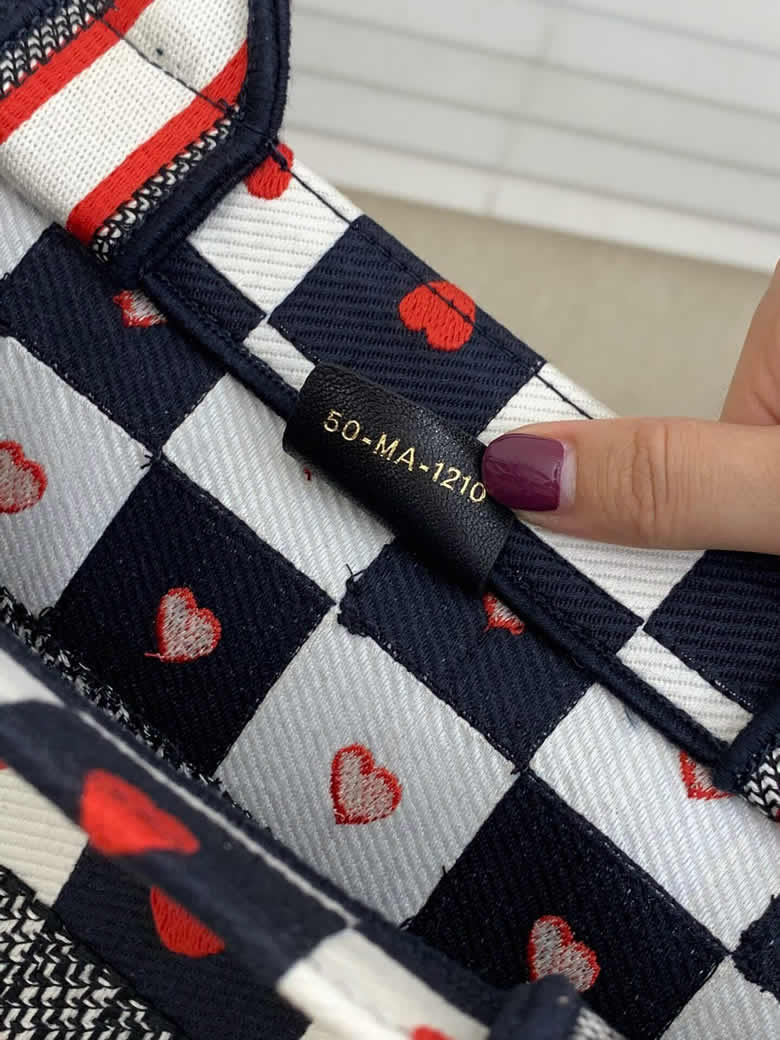 DIOR迪奧女包小號心形印花手提包M1296ZRLA M884￥1480.00的图片-高仿迪奧包包DIOR、高仿迪奧女包DIOR