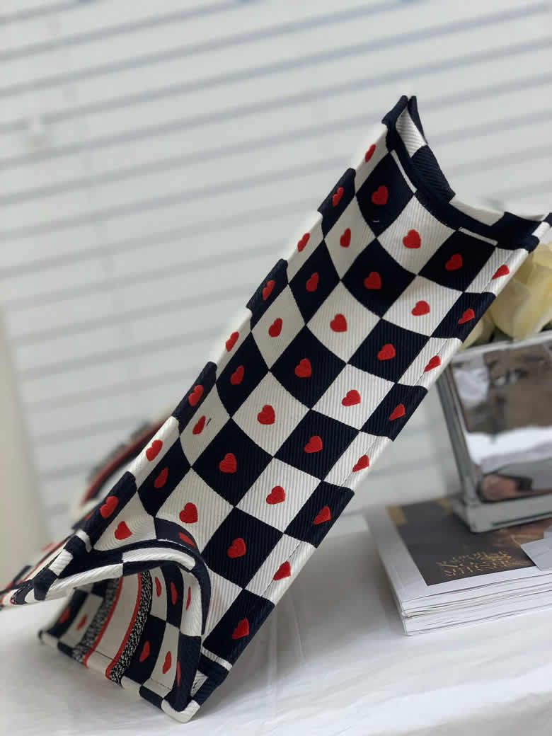 DIOR迪奧女包小號心形印花手提包M1296ZRLA M884￥1480.00的图片-高仿迪奧包包DIOR、高仿迪奧女包DIOR