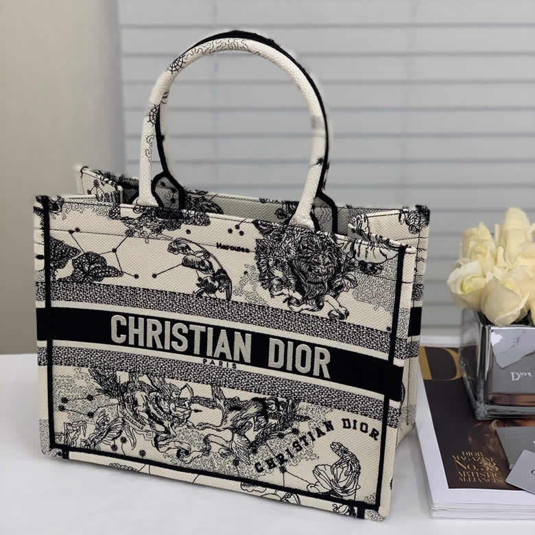 迪奧女包最新款Dior Zodiac刺繡Book Tote M1296ZRHZ_M941￥1480.00的图片-高仿迪奧包包DIOR、高仿迪奧女包DIOR