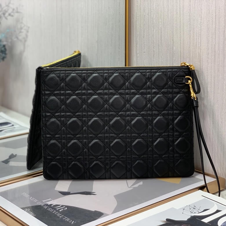 迪奧女包真假Dior Caro Daily大號手拿包 S5086UWHC_M900¥980.00的图片-高仿迪奧包包DIOR、高仿迪奧女包DIOR 迪奧女包真假Dior Caro Daily大號手拿包 S5086UWHC_M900¥980.00的图片-高仿迪奧包包DIOR、高仿迪奧女包DIOR
