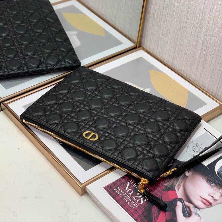 迪奧女包真假Dior Caro Daily大號手拿包 S5086UWHC_M900¥980.00的图片-高仿迪奧包包DIOR、高仿迪奧女包DIOR 迪奧女包真假Dior Caro Daily大號手拿包 S5086UWHC_M900¥980.00的图片-高仿迪奧包包DIOR、高仿迪奧女包DIOR