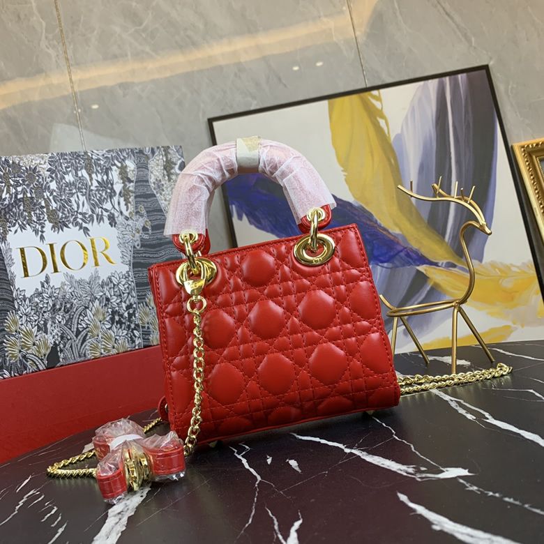 Dior/迪奧原版皮高品質琺瑯三格羊皮專櫃新Logo戴妃包紅色¥1480.00的图片-高仿迪奧包包DIOR、高仿迪奧女包DIOR Dior/迪奧原版皮高品質琺瑯三格羊皮專櫃新Logo戴妃包紅色¥1480.00的图片-高仿迪奧包包DIOR、高仿迪奧女包DIOR