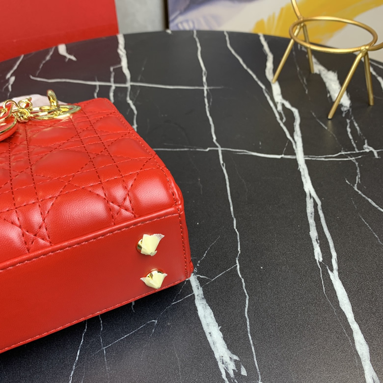 Dior/迪奧原版皮高品質琺瑯三格羊皮專櫃新Logo戴妃包紅色¥1480.00的图片-高仿迪奧包包DIOR、高仿迪奧女包DIOR Dior/迪奧原版皮高品質琺瑯三格羊皮專櫃新Logo戴妃包紅色¥1480.00的图片-高仿迪奧包包DIOR、高仿迪奧女包DIOR