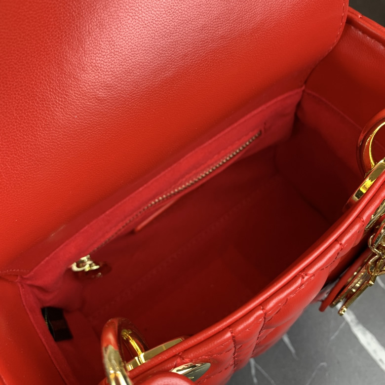 Dior/迪奧原版皮高品質琺瑯三格羊皮專櫃新Logo戴妃包紅色¥1480.00的图片-高仿迪奧包包DIOR、高仿迪奧女包DIOR Dior/迪奧原版皮高品質琺瑯三格羊皮專櫃新Logo戴妃包紅色¥1480.00的图片-高仿迪奧包包DIOR、高仿迪奧女包DIOR