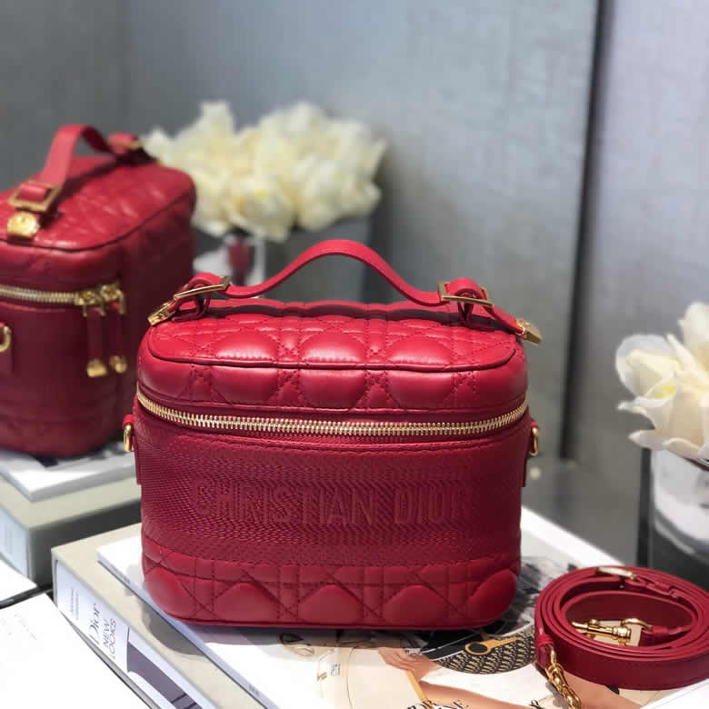 原單Dior女包Travel紅色羊皮藤格紋單肩手提化妝包 S5488UNTR_M53R￥1680.00的图片-高仿迪奧包包DIOR、高仿迪奧女包DIOR