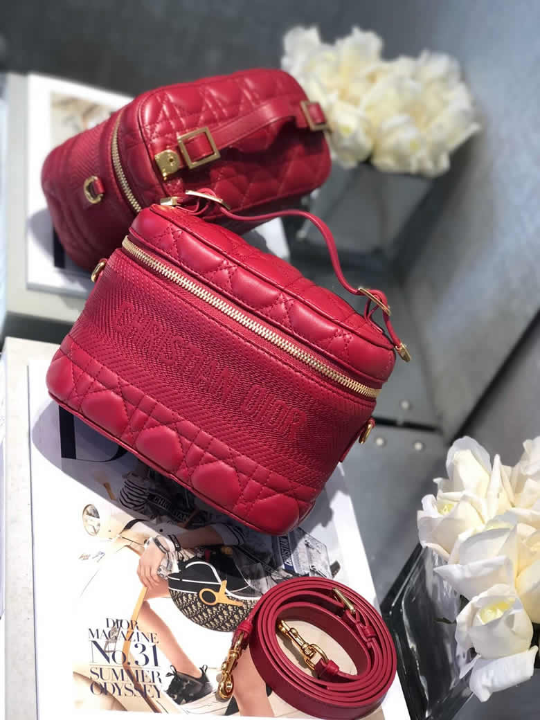 原單Dior女包Travel紅色羊皮藤格紋單肩手提化妝包 S5488UNTR_M53R￥1680.00的图片-高仿迪奧包包DIOR、高仿迪奧女包DIOR