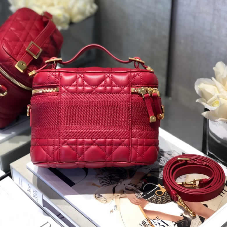 原單Dior女包Travel紅色羊皮藤格紋單肩手提化妝包 S5488UNTR_M53R￥1680.00的图片-高仿迪奧包包DIOR、高仿迪奧女包DIOR