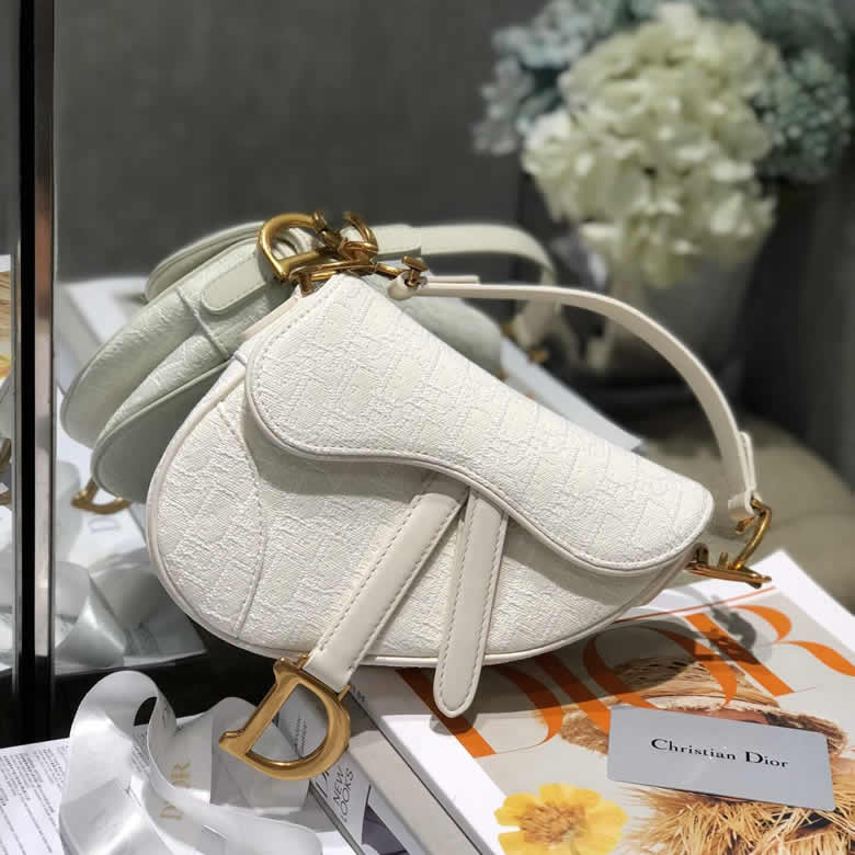 原單Dior/迪奧Oblique印花迷妳馬鞍包 M0447CTZQ_M879白色￥1480.00的图片-高仿迪奧包包DIOR、高仿迪奧女包DIOR