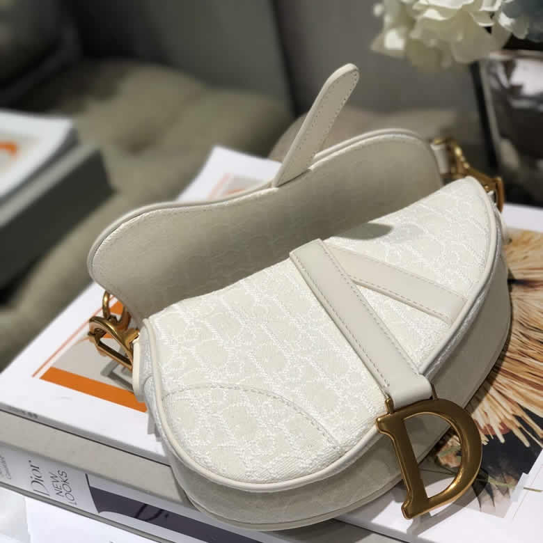 原單Dior/迪奧Oblique印花迷妳馬鞍包 M0447CTZQ_M879白色￥1480.00的图片-高仿迪奧包包DIOR、高仿迪奧女包DIOR