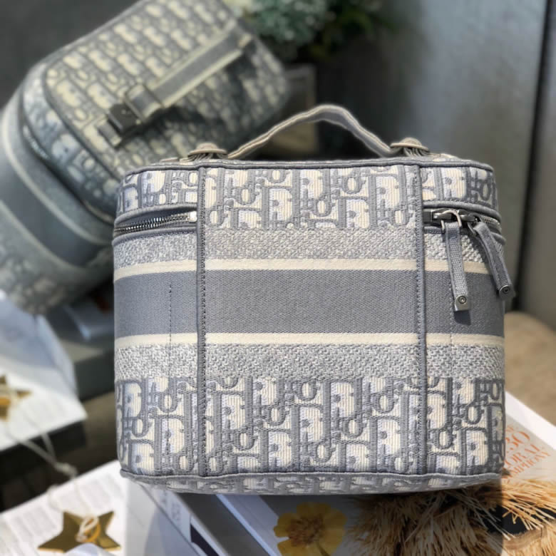 Dior/迪奧DIORTRAVEL女士化妝包 S5417VRIW_M932¥1480.00的图片-高仿迪奧包包DIOR、高仿迪奧女包DIOR Dior/迪奧DIORTRAVEL女士化妝包 S5417VRIW_M932¥1480.00的图片-高仿迪奧包包DIOR、高仿迪奧女包DIOR