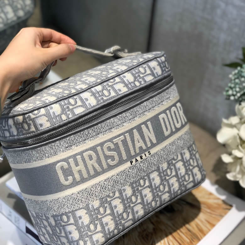 Dior/迪奧DIORTRAVEL女士化妝包 S5417VRIW_M932¥1480.00的图片-高仿迪奧包包DIOR、高仿迪奧女包DIOR Dior/迪奧DIORTRAVEL女士化妝包 S5417VRIW_M932¥1480.00的图片-高仿迪奧包包DIOR、高仿迪奧女包DIOR