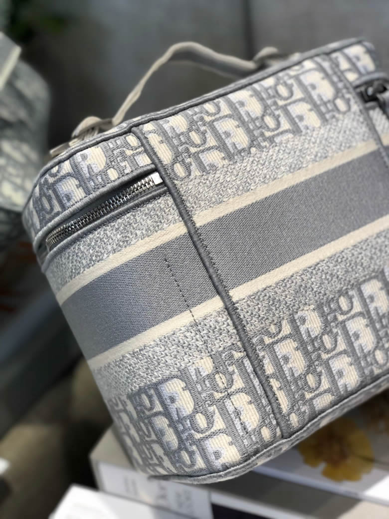 Dior/迪奧DIORTRAVEL女士化妝包 S5417VRIW_M932¥1480.00的图片-高仿迪奧包包DIOR、高仿迪奧女包DIOR Dior/迪奧DIORTRAVEL女士化妝包 S5417VRIW_M932¥1480.00的图片-高仿迪奧包包DIOR、高仿迪奧女包DIOR
