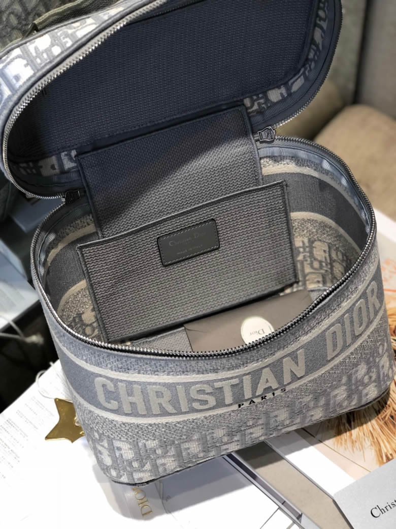 Dior/迪奧DIORTRAVEL女士化妝包 S5417VRIW_M932¥1480.00的图片-高仿迪奧包包DIOR、高仿迪奧女包DIOR Dior/迪奧DIORTRAVEL女士化妝包 S5417VRIW_M932¥1480.00的图片-高仿迪奧包包DIOR、高仿迪奧女包DIOR