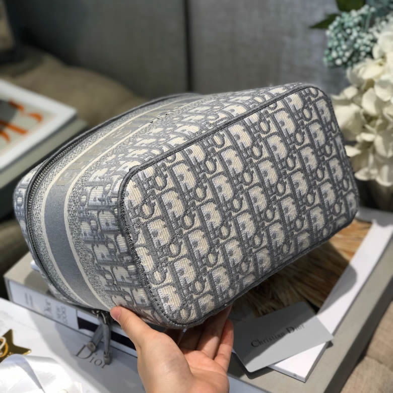 Dior/迪奧DIORTRAVEL女士化妝包 S5417VRIW_M932¥1480.00的图片-高仿迪奧包包DIOR、高仿迪奧女包DIOR Dior/迪奧DIORTRAVEL女士化妝包 S5417VRIW_M932¥1480.00的图片-高仿迪奧包包DIOR、高仿迪奧女包DIOR