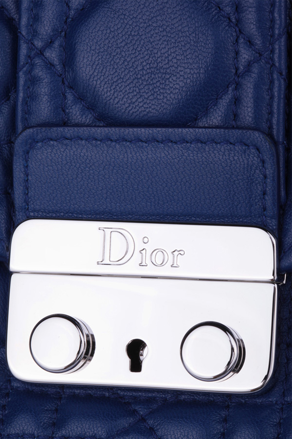 精仿一比一迪奧羊皮New Lock繫列藤格紋Cannage縫線裝飾女士肩包S0435PSSQ-578U藏青色¥980.00的图片-高仿迪奧包包DIOR、高仿迪奧女包DIOR 精仿一比一迪奧羊皮New Lock繫列藤格紋Cannage縫線裝飾女士肩包S0435PSSQ-578U藏青色¥980.00的图片-高仿迪奧包包DIOR、高仿迪奧女包DIOR