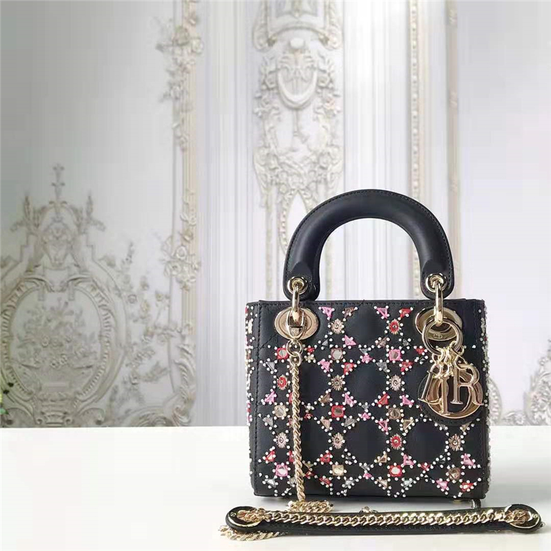 原單Dior手袋Lady Dior經典戴妃包三格手工刺繡 Dior鏈條包黑色M0505￥2480.00的图片-高仿迪奧包包DIOR、高仿迪奧女包DIOR