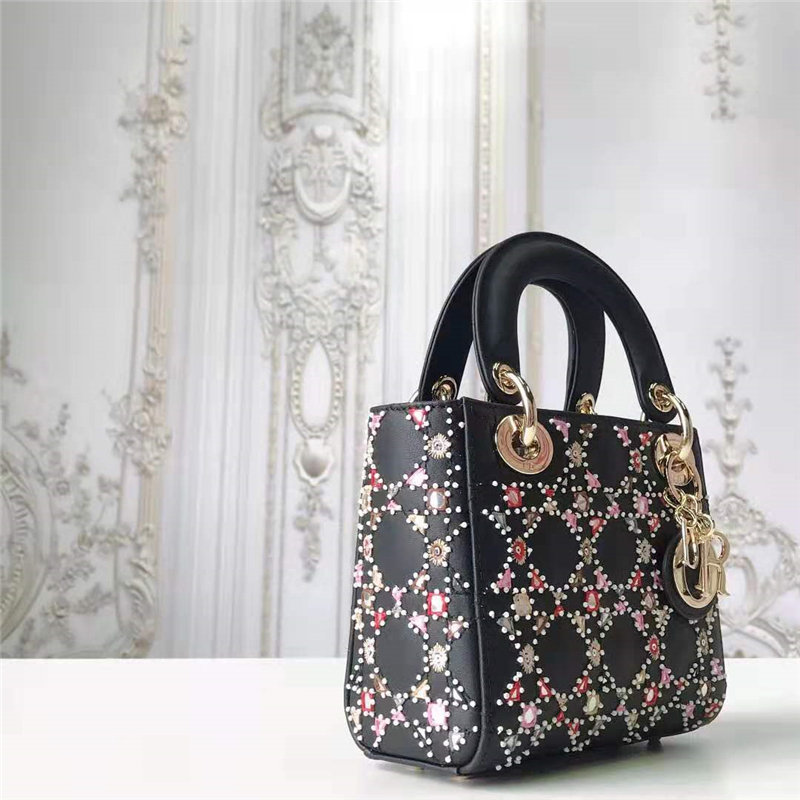 原單Dior手袋Lady Dior經典戴妃包三格手工刺繡 Dior鏈條包黑色M0505￥2480.00的图片-高仿迪奧包包DIOR、高仿迪奧女包DIOR