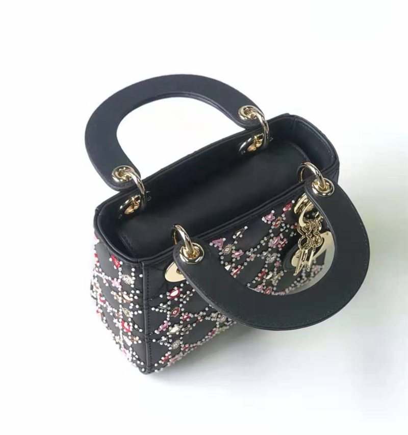 原單Dior手袋Lady Dior經典戴妃包三格手工刺繡 Dior鏈條包黑色M0505￥2480.00的图片-高仿迪奧包包DIOR、高仿迪奧女包DIOR