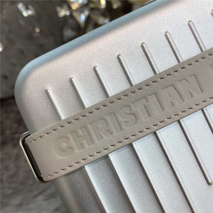 精仿Dior迪奧銀色鋁鎂合金小箱子斜挎包￥1680.00的图片-高仿迪奧包包DIOR、高仿迪奧女包DIOR