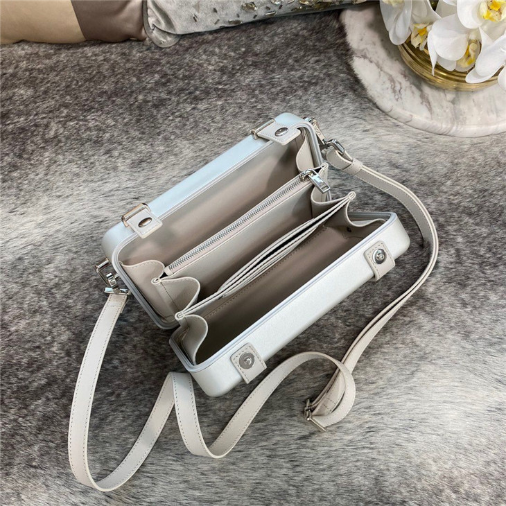 精仿Dior迪奧銀色鋁鎂合金小箱子斜挎包￥1680.00的图片-高仿迪奧包包DIOR、高仿迪奧女包DIOR