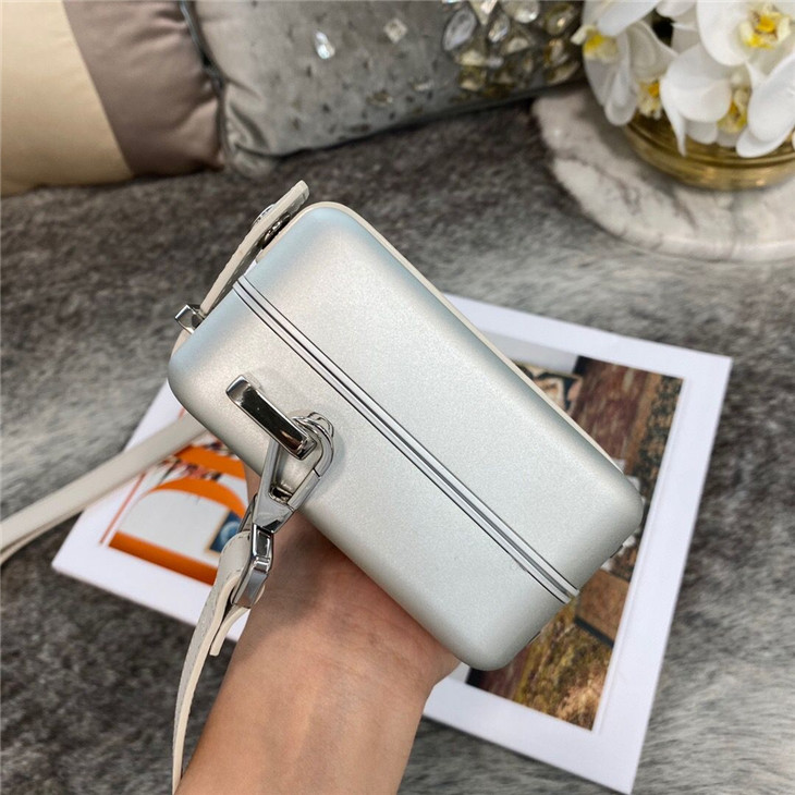 精仿Dior迪奧銀色鋁鎂合金小箱子斜挎包￥1680.00的图片-高仿迪奧包包DIOR、高仿迪奧女包DIOR