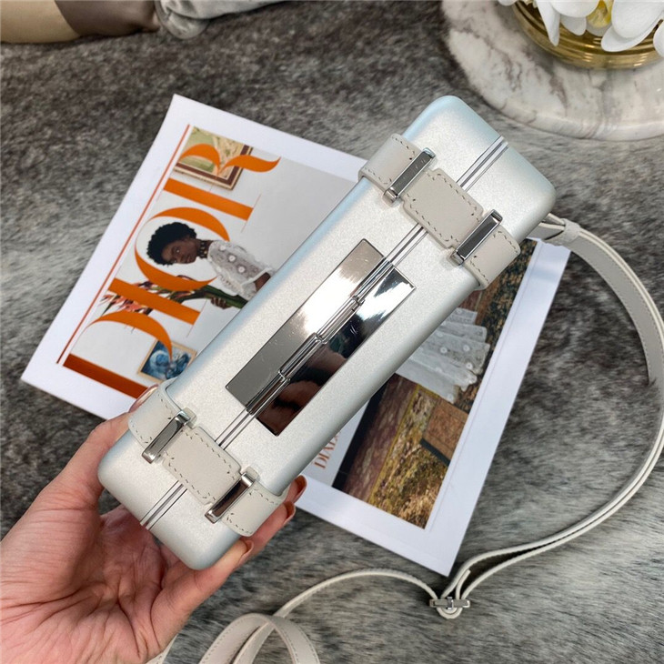 精仿Dior迪奧銀色鋁鎂合金小箱子斜挎包￥1680.00的图片-高仿迪奧包包DIOR、高仿迪奧女包DIOR