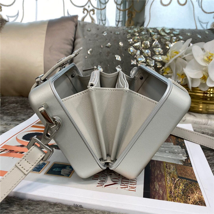 精仿Dior迪奧銀色鋁鎂合金小箱子斜挎包￥1680.00的图片-高仿迪奧包包DIOR、高仿迪奧女包DIOR