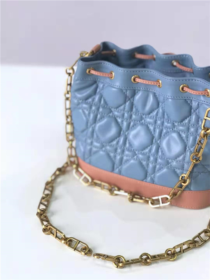 原單Dior女包迪奧復古小水桶包藤格紋牛皮抽繩mini迪奧水桶包天藍色M6016￥1980.00的图片-高仿迪奧包包DIOR、高仿迪奧女包DIOR