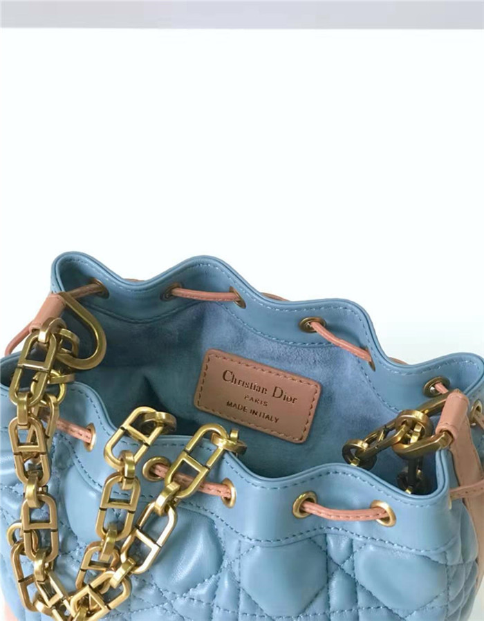 原單Dior女包迪奧復古小水桶包藤格紋牛皮抽繩mini迪奧水桶包天藍色M6016￥1980.00的图片-高仿迪奧包包DIOR、高仿迪奧女包DIOR