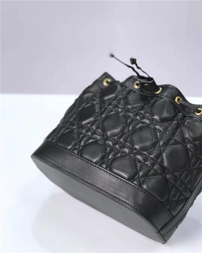 原單Dior女包迪奧復古小水桶包藤格紋牛皮抽繩mini迪奧水桶包黑色M6016￥1980.00的图片-高仿迪奧包包DIOR、高仿迪奧女包DIOR