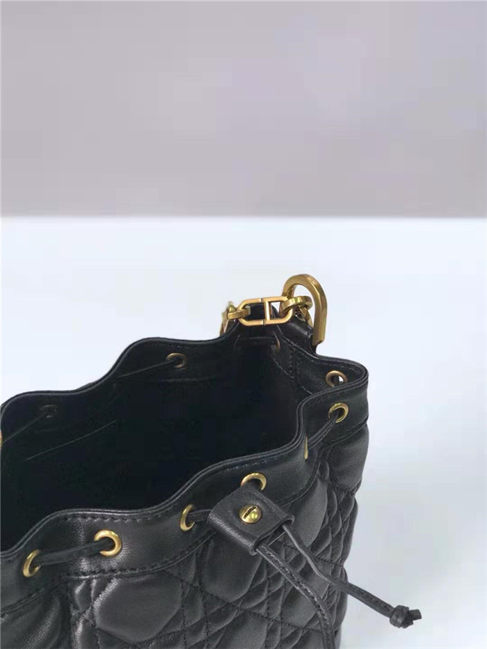 原單Dior女包迪奧復古小水桶包藤格紋牛皮抽繩mini迪奧水桶包黑色M6016￥1980.00的图片-高仿迪奧包包DIOR、高仿迪奧女包DIOR