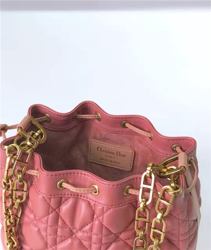 原單Dior迪奧女包復古小水桶包藤格紋牛皮抽繩mini迪奧水桶粉色M6016￥1980.00的图片-高仿迪奧包包DIOR、高仿迪奧女包DIOR