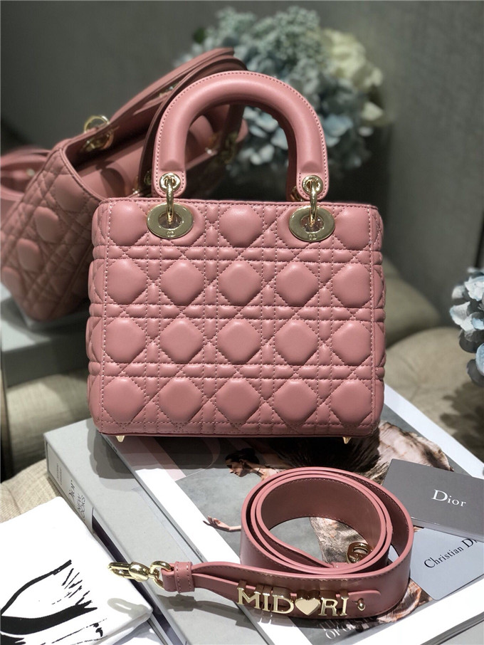 原單Dior戴妃包仿迪奧女士手提包小羊皮斜跨包新款4格徽章戴妃包糖果粉￥1680.00的图片-高仿迪奧包包DIOR、高仿迪奧女包DIOR