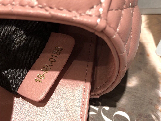 原單Dior戴妃包仿迪奧女士手提包小羊皮斜跨包新款4格徽章戴妃包糖果粉￥1680.00的图片-高仿迪奧包包DIOR、高仿迪奧女包DIOR