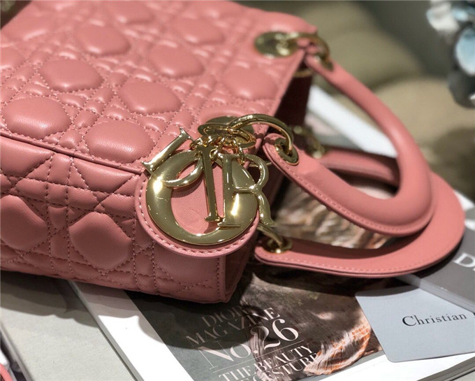 原單Dior戴妃包仿迪奧女士手提包小羊皮斜跨包新款4格徽章戴妃包糖果粉￥1680.00的图片-高仿迪奧包包DIOR、高仿迪奧女包DIOR