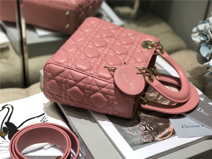 原單Dior戴妃包仿迪奧女士手提包小羊皮斜跨包新款4格徽章戴妃包糖果粉￥1680.00的图片-高仿迪奧包包DIOR、高仿迪奧女包DIOR