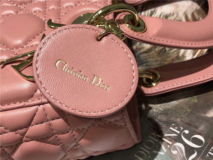 原單Dior戴妃包仿迪奧女士手提包小羊皮斜跨包新款4格徽章戴妃包糖果粉￥1680.00的图片-高仿迪奧包包DIOR、高仿迪奧女包DIOR