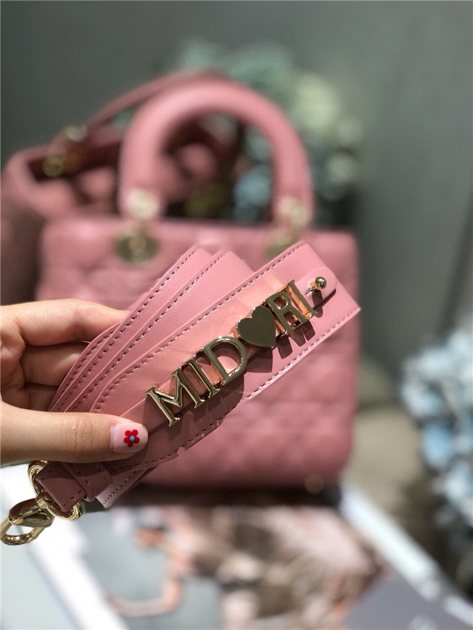 原單Dior戴妃包仿迪奧女士手提包小羊皮斜跨包新款4格徽章戴妃包糖果粉￥1680.00的图片-高仿迪奧包包DIOR、高仿迪奧女包DIOR
