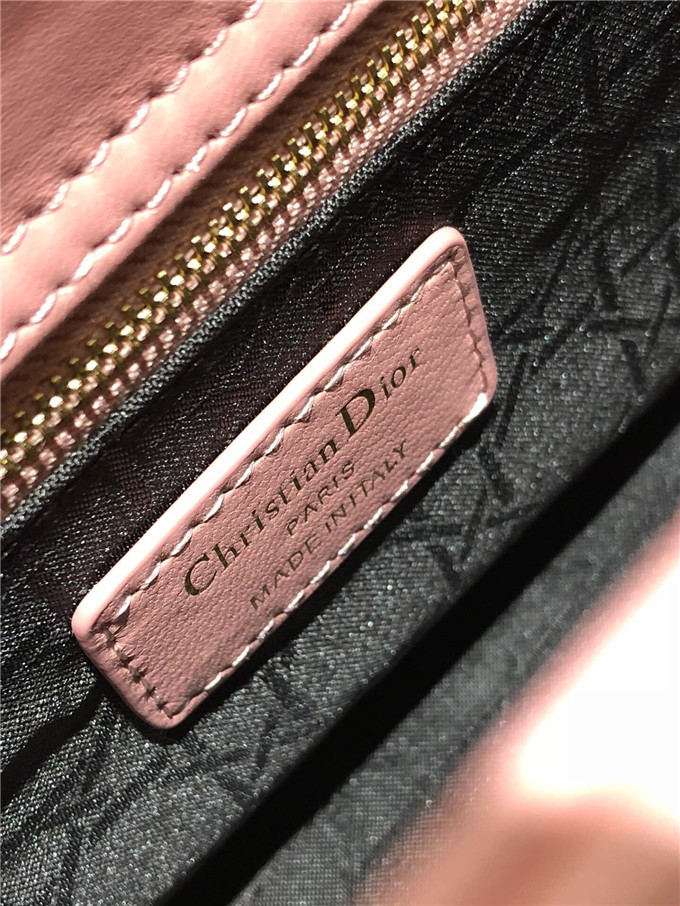 原單Dior戴妃包仿迪奧女士手提包小羊皮斜跨包新款4格徽章戴妃包糖果粉￥1680.00的图片-高仿迪奧包包DIOR、高仿迪奧女包DIOR