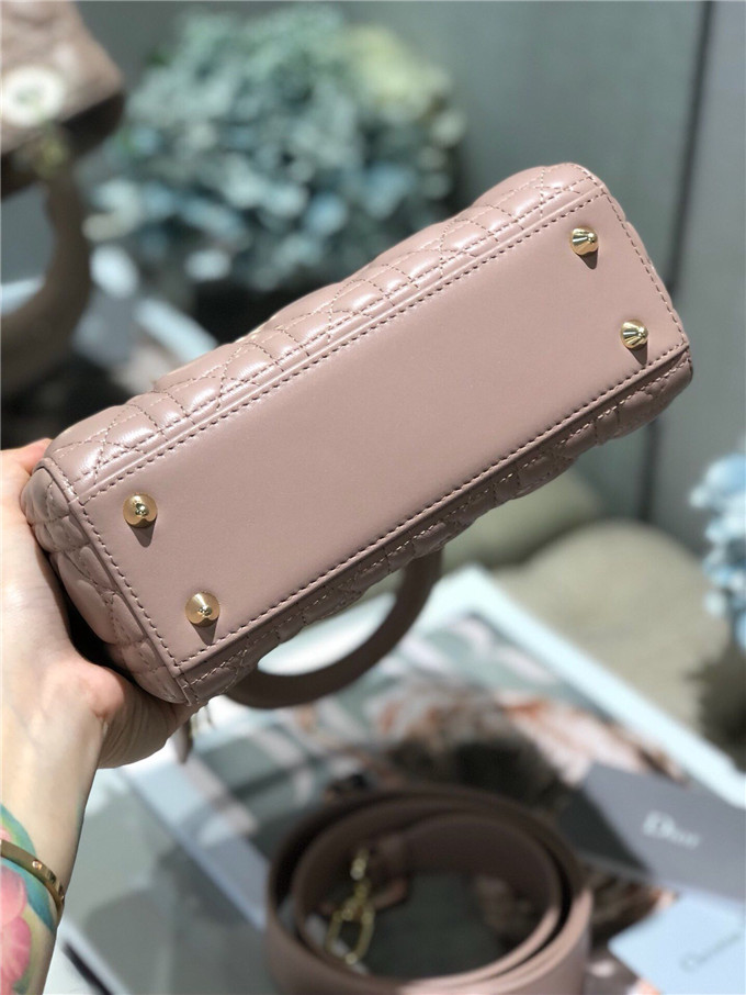 原單Dior戴妃包仿迪奧女士手提包小羊皮斜跨包新款4格徽章戴妃包豆沙粉￥1680.00的图片-高仿迪奧包包DIOR、高仿迪奧女包DIOR