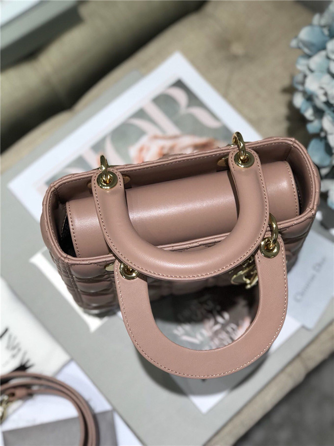 原單Dior戴妃包仿迪奧女士手提包小羊皮斜跨包新款4格徽章戴妃包豆沙粉￥1680.00的图片-高仿迪奧包包DIOR、高仿迪奧女包DIOR
