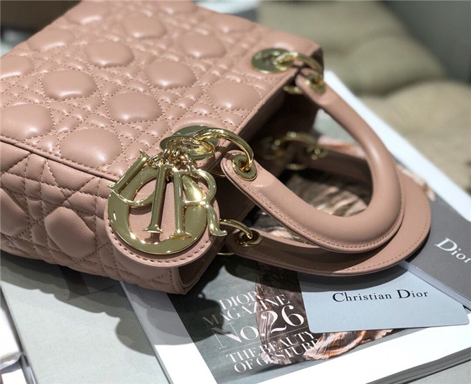 原單Dior戴妃包仿迪奧女士手提包小羊皮斜跨包新款4格徽章戴妃包豆沙粉￥1680.00的图片-高仿迪奧包包DIOR、高仿迪奧女包DIOR