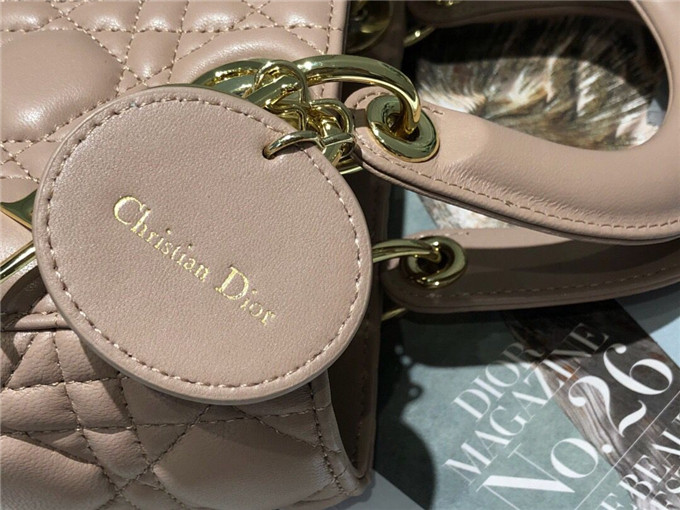 原單Dior戴妃包仿迪奧女士手提包小羊皮斜跨包新款4格徽章戴妃包豆沙粉￥1680.00的图片-高仿迪奧包包DIOR、高仿迪奧女包DIOR