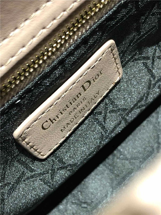 原單Dior戴妃包仿迪奧女士手提包小羊皮斜跨包新款4格徽章戴妃包豆沙粉￥1680.00的图片-高仿迪奧包包DIOR、高仿迪奧女包DIOR