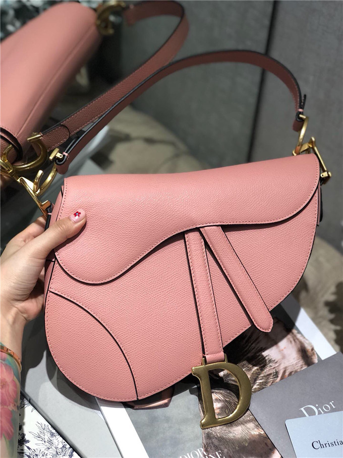 原單Dior馬鞍包仿迪奧女包2019新款糖果粉Saddle Bag大號馬鞍包￥1580.00的图片-高仿迪奧包包DIOR、高仿迪奧女包DIOR