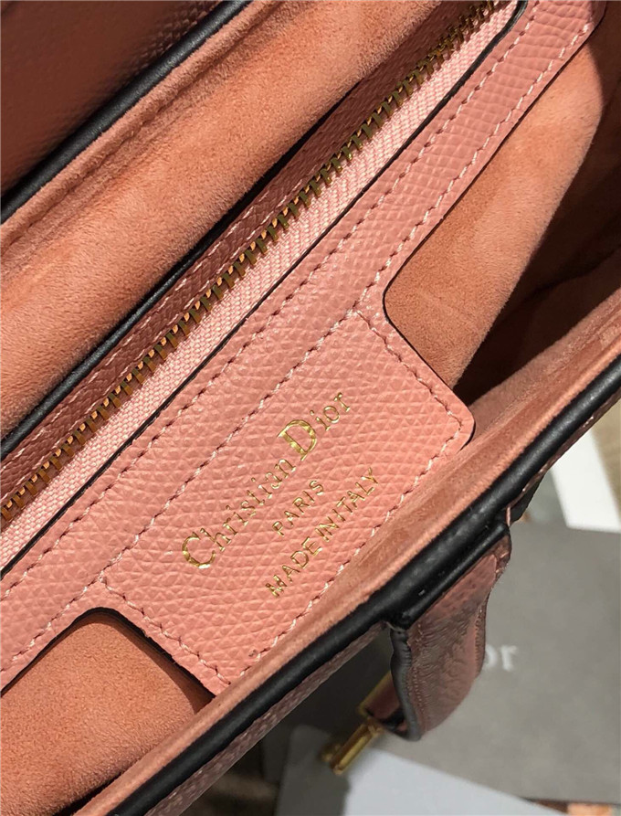 原單Dior馬鞍包仿迪奧女包2019新款糖果粉Saddle Bag大號馬鞍包￥1580.00的图片-高仿迪奧包包DIOR、高仿迪奧女包DIOR